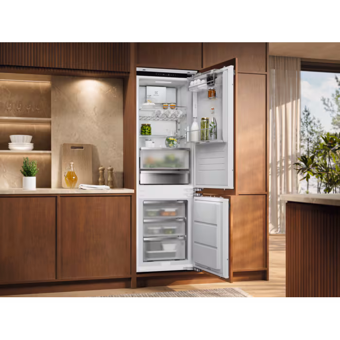 U. Baumann Oberwil_Electrolux_KS_TK_Kombi, Einbau mit AI CoolAssist 7